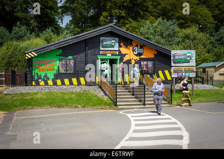 Tödliche Safari Mission Control Gebäude im afrikanischen Dorf am Longleat Safari Park Stockfoto