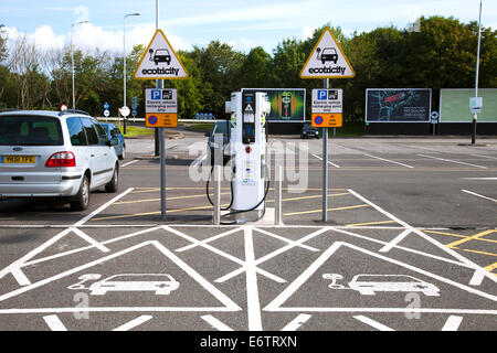 Ecotricity Elektrofahrzeug Ladestation bei Woolley Edge-Services auf der M1 Richtung Norden in Wakefield, West Yorkshire, Großbritannien. Stockfoto