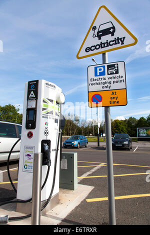 Ecotricity Elektrofahrzeug Ladestation bei Woolley Edge-Services auf der M1 Richtung Norden in Wakefield, West Yorkshire, Großbritannien. Stockfoto