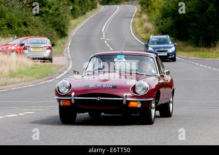 Jaguar E Type Auto unterwegs Fosse Way, Warwickshire, UK Stockfoto