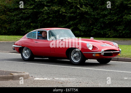 Jaguar E Type Auto unterwegs Fosse Way, Warwickshire, UK Stockfoto