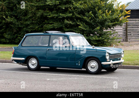 Triumph Herald Kombi unterwegs Fosse Way, Warwickshire, UK Stockfoto