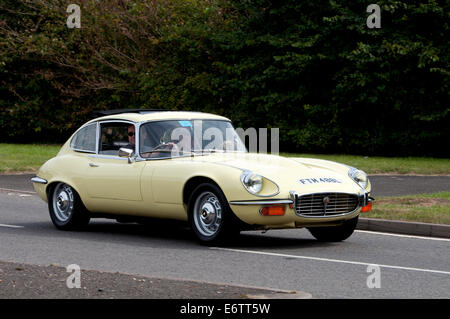 Jaguar E Type Auto unterwegs Fosse Way, Warwickshire, UK Stockfoto