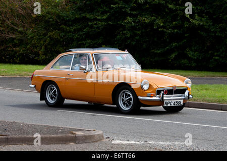 MGB GT Auto unterwegs Fosse Way, Warwickshire, UK Stockfoto