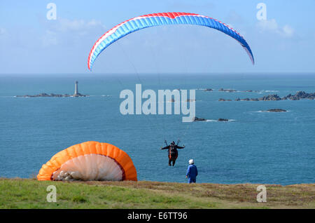 Pleinmont, Guernsey, Channel Islands. 31. August 2014. Paragliding-Enthusiasten aus Guernsey genießen die sonnigen Wetter und 12/13 km/h Wind auf Pleinmont Landzunge, üben Sie ihre Leidenschaft für Paragliding und einen herrlichen Blick auf Les Hanois Leuchtturm zu erhalten. Weiter ist gutes Wetter für den Rest der Woche erwartet. Bildnachweis: Robert Smith/Alamy Live-Nachrichten Stockfoto