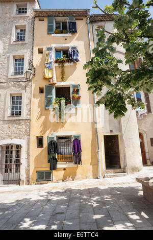 Wohnungen mit waschen hängen von Windows in Saint Paul de Vence, Provence, Frankreich. Stockfoto