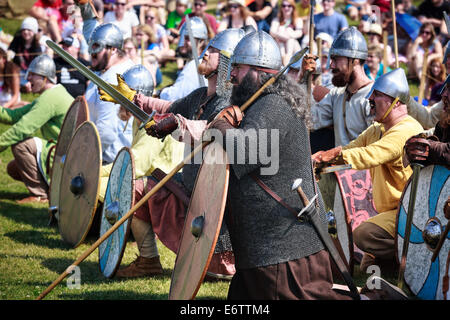 Wikinger Reenactment Schlacht auf dem isländischen Festival in Gimli, Manitoba, Kanada Stockfoto