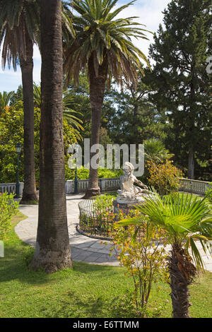 Garten der Villa Vraila - Achilleion - auf Corfu Inseln im Sommer. Stockfoto