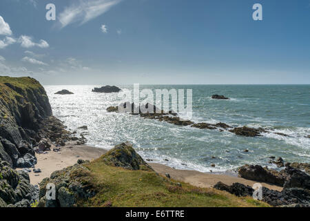 Blick auf das Meer von Llanddwyn Island, Anglesey, North Wales, UK Stockfoto