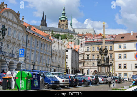 Eine barocke Spalte der Heiligen Dreifaltigkeit mit religiösen Figuren in der Nähe von St. Nicholas Kirche Prag, Tschechische Republik. Stockfoto