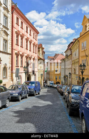 Reihen von traditionellen Gebäuden in Nerudova Straße in Prag, Tschechien. Stockfoto