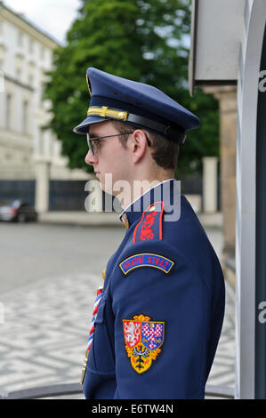 Ein bewaffneter Soldat auf Wache am Eingang der Prager Burg, Prag, Tschechische Republik. Stockfoto