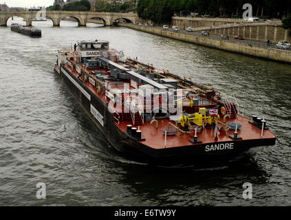 AJAXNETPHOTO. PARIS, FRANKREICH. - EIN ÖLKAHN BAHNT SICH SEINEN WEG DURCH DAS HERZ DER STADT AN DER SEINE. FOTO: JONATHAN EASTLAND/AJAX REF:121506 2806 Stockfoto