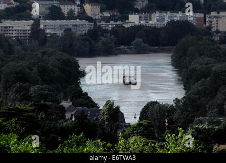 AJAXNETPHOTO. PORT MARLY, FRANKREICH - EIN BELADENER PENICHE FÄHRT NÖRDLICH AUF DER SEINE, WÄHREND ER SICH LE PECQ UND ST.GERMAIN EN LAYE NÄHERT. DIE WESTLICHEN VORORTE VON PARIS WERDEN HÄUFIG VON IMPRESSIONISTISCHEN KÜNSTLERN DES 19. JAHRHUNDERTS GEMALT. FOTO: JONATHAN EASTLAND/AJAX REF: D121506 2633 Stockfoto