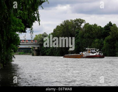 AJAXNETPHOTO. CHATOU, FRANKREICH. - EINE BELADENE PENICHE FÄHRT AUF DER SEINE NACH NORDEN. FOTO: JONATHAN EASTLAND/AJAX REF:121506 2737 Stockfoto