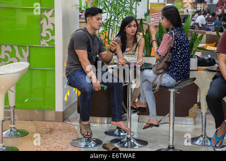 Yogyakarta, Java, Indonesien.  Ambarrukmo Shopping Mall.  Junges Paar und Freund. Stockfoto