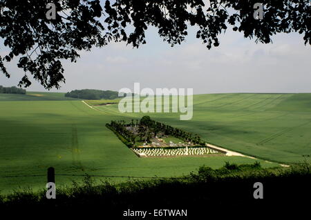 AJAXNETPHOTO. JUNI 2012. SUZANNE, FRANKREICH. - SCHLACHTFELD DES 1. WELTKRIEGS - BLICK NACH NORDEN IN RICHTUNG ALBERT MIT MILITÄRFRIEDHOF-ERWEITERUNGSZENTRUM. FOTO: JONATHAN EASTLAND/AJAX REF:D121506 2510 Stockfoto