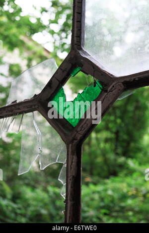 Zerbrochenes Fenster in verlassenen Irrenanstalt, Italien Stockfoto