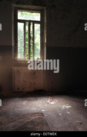 Leeren Raum in verlassenen Irrenanstalt, Italien Stockfoto