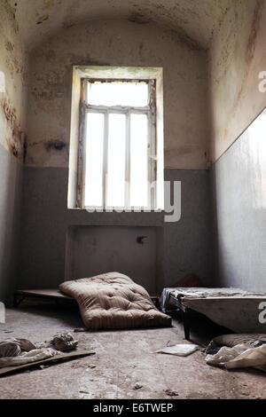 Zimmer in verlassenen Irrenanstalt, Italien Stockfoto