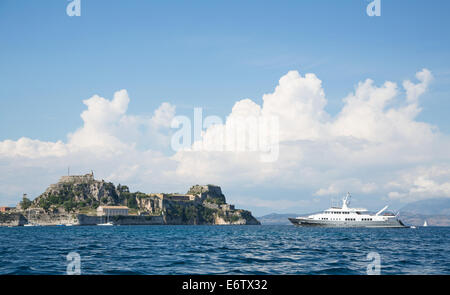 Landschaft: Luxus groß Super oder Mega-Motoryacht auf Anker in Korfu - Griechenland. Stockfoto