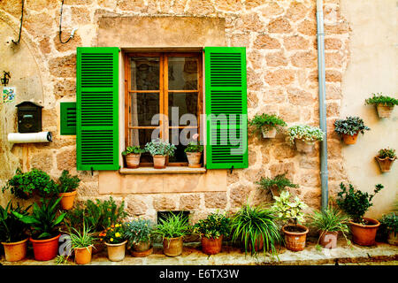 Vintage Foto des traditionellen Hauses in mediterranen Dorfes Valldemossa Mallorca, Spanien Stockfoto