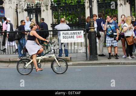 Ein Radfahrer, Durchreisende, Blick auf die Houses of Parliament in Parliament Square, London Stockfoto