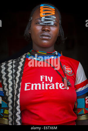 Hamer Stamm Frau mit ein Arsenal Football Shirt, wichtige Afer Omo-Tal, Äthiopien Stockfoto