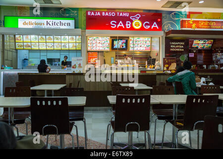 Yogyakarta, Java, Indonesien.  Ambarrukmo Einkaufszentrum, Restaurants in der Food-Court. Stockfoto