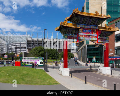 Das Tor zum Newcastles Chinatown mit St. James' Park im Hintergrund Stockfoto