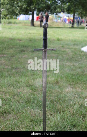 Stahl scharfe Glanz wirklich altes Schwert Stick im Land mit grünen Rasen am Sommerfest Ritter, Vileyka, August 2014 Stockfoto