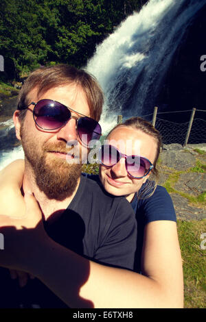 Brautpaar Flitterwochen Urlaub in Norwegen. Foto in den Bergen in der Nähe des Sees. Instagram. Stockfoto