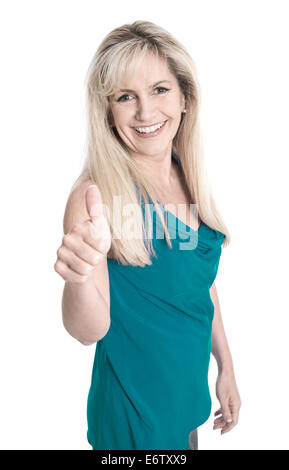 Zufrieden und glücklich mittleren gealterten Frau isoliert über weißen grünes Hemd tragen. Stockfoto
