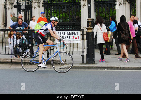 Ein Radsportler in Parliament Square übergeben die Houses of Parliament Stockfoto