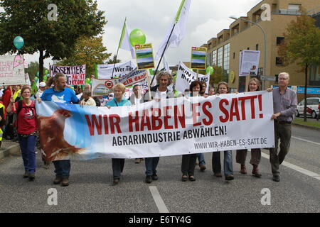 Potsdam, Deutschland. 31. August 2014. Hundert der einheimischen Bürger verlangten Tätigkeit während einer Protestaktion zur Abkehr von der industriellen Landwirtschaft in Potsdam gegen Massentierhaltung mit dem Slogan "Wir sind müde - Massentierhaltung zu entfernen". Der Veranstalter ist die Aktion Bündnis Berlin-Brandenburg. Bildnachweis: Simone Kuhlmey/Pacific Press/Alamy Live-Nachrichten Stockfoto