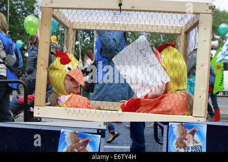 Potsdam, Deutschland. 31. August 2014. Hundert der einheimischen Bürger verlangten Tätigkeit während einer Protestaktion zur Abkehr von der industriellen Landwirtschaft in Potsdam gegen Massentierhaltung mit dem Slogan "Wir sind müde - Massentierhaltung zu entfernen". Der Veranstalter ist die Aktion Bündnis Berlin-Brandenburg. Bildnachweis: Simone Kuhlmey/Pacific Press/Alamy Live-Nachrichten Stockfoto