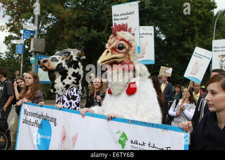 Potsdam, Deutschland. 31. August 2014. Hundert der einheimischen Bürger verlangten Tätigkeit während einer Protestaktion zur Abkehr von der industriellen Landwirtschaft in Potsdam gegen Massentierhaltung mit dem Slogan "Wir sind müde - Massentierhaltung zu entfernen". Der Veranstalter ist die Aktion Bündnis Berlin-Brandenburg. Bildnachweis: Simone Kuhlmey/Pacific Press/Alamy Live-Nachrichten Stockfoto