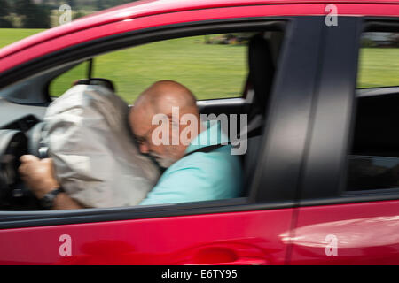 Bereitgestellte Airbag mit männlichen Fahrer, USA Stockfoto