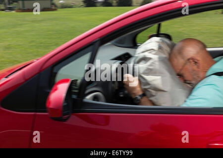 Bereitgestellte Airbag mit männlichen Fahrer, USA Stockfoto