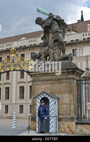 Eine Sentry diensthabenden draußen vor dem Tor der Prager Burg, Prag, Tschechische Republik. Stockfoto