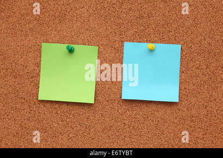 Zwei leere Post-It-Notizen vom Pinnwand (Bulletin Board). Stockfoto