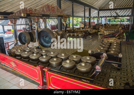 Yogyakarta, Java, Indonesien.  Gongs im Gamelan-Orchester im Palast des Sultans. Stockfoto