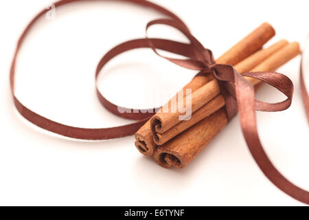 Zimtstangen. Weißen Hintergrund. Stockfoto