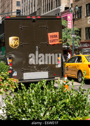 UPS-Lieferwagen geparkt mit leuchtend orangefarbenen Sicherheitszeichen, Manhattan, NYC, USA Stockfoto