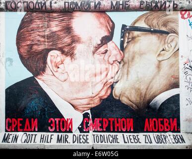 BERLIN - 24. August 2014: Die East Side Gallery ist der größte Outdoor-Kunstgalerie der Welt. Dieses Stück der Mauer zeigt ein Graffiti von der brüderlichen Kuss der ehemalige Politiker Breschnew und Honecker. Stockfoto