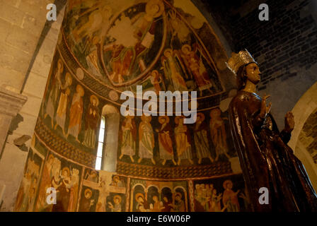 Innenraum der berühmten mittelalterlichen romanischen Kirche von Saccargia auf Sardinien in Italien Stockfoto