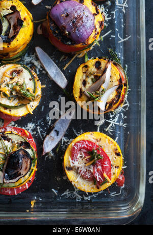 Frisches Gemüse aus dem Garten gegrillt in Rainbow towers Stockfoto