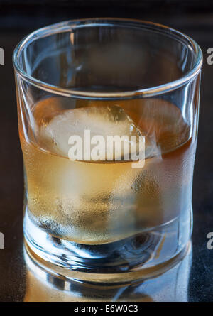 Glas köstlichen im Alter von single-Malt Scotch auf den Felsen Stockfoto