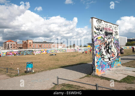 BERLIN - 24. August 2014: Die East Side Gallery ist der größte Outdoor-Kunstgalerie der Welt. Dieses Bild wurde von dem ehemaligen Todesstreifen aufgenommen. Stockfoto