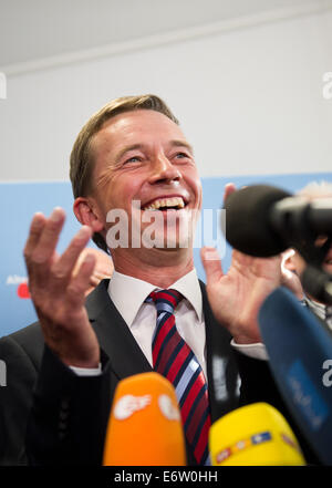 Berlin, Deutschland. 31. August 2014. Bundesvorsitzender der AfD, Bernd Lucke, Jubel während der AfD-Wahl-Party anlässlich des den sächsischen Landtagswahlen in Berlin, Deutschland, 31. August 2014. Foto: Daniel Naupold/Dpa/Alamy Live News Stockfoto